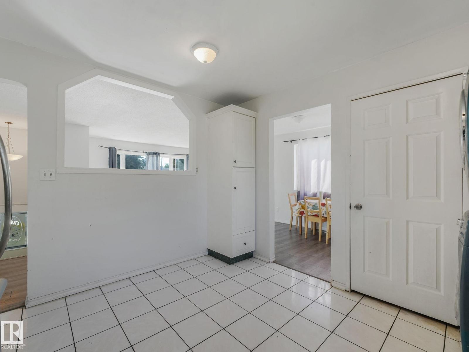 Photo 17 of 3432 60 St Nw, Edmonton AB