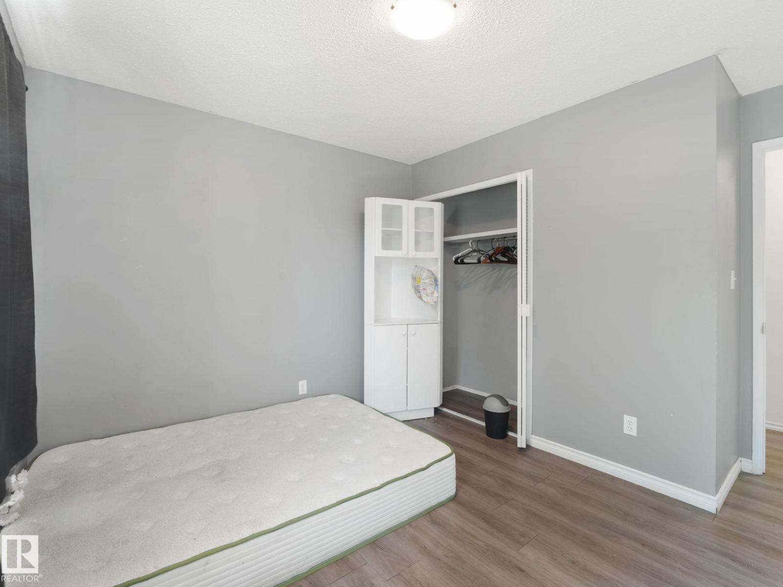 Photo 14 of 3432 60 St Nw, Edmonton AB