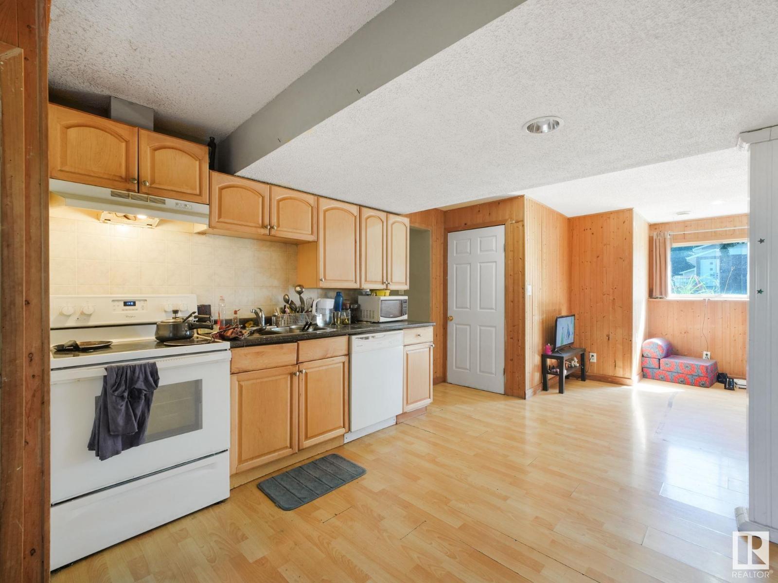 Photo 28 of 3432 60 St Nw, Edmonton AB