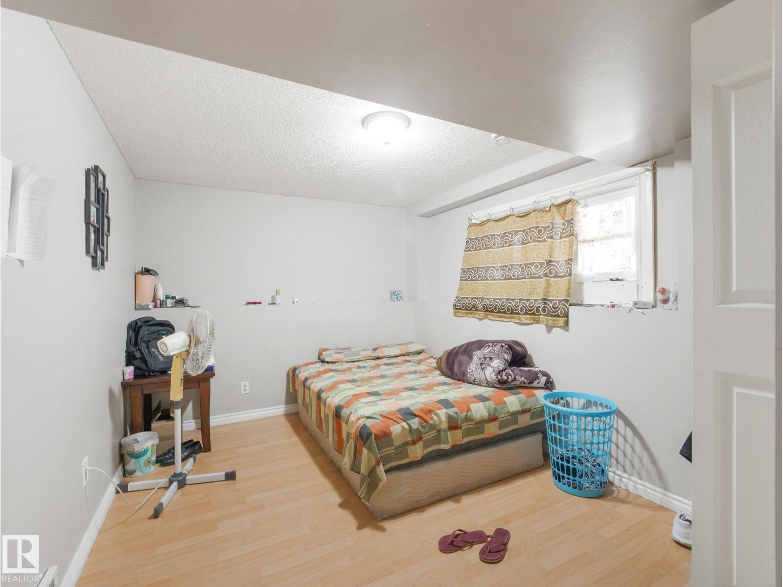 Photo 21 of 3432 60 St Nw, Edmonton AB
