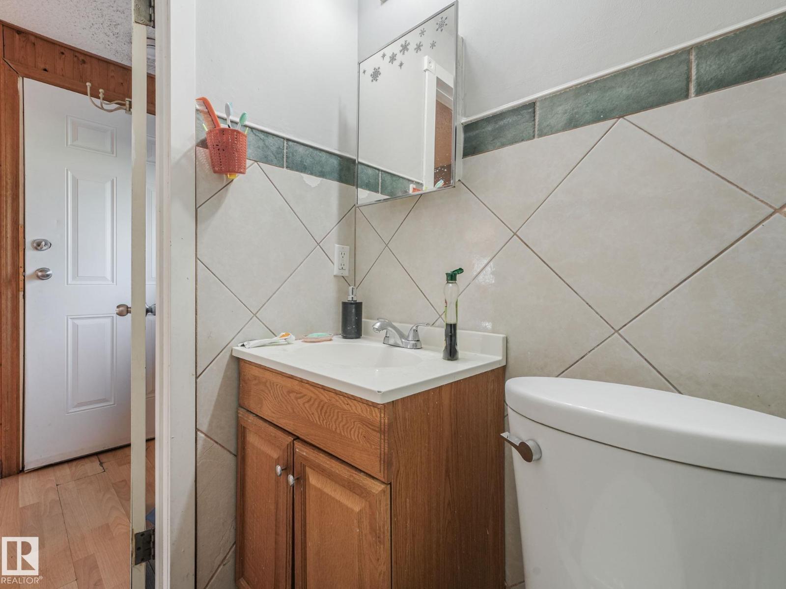 Photo 13 of 3432 60 St Nw, Edmonton AB