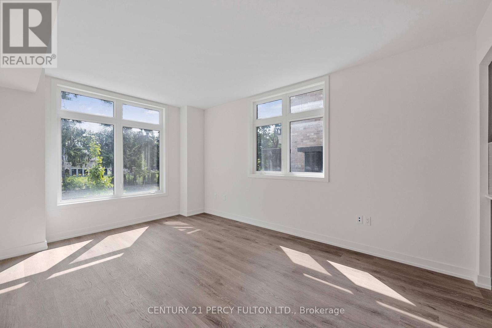 Photo 3 of 2208 58 Elizabeth Street S, Richmond Hill ON