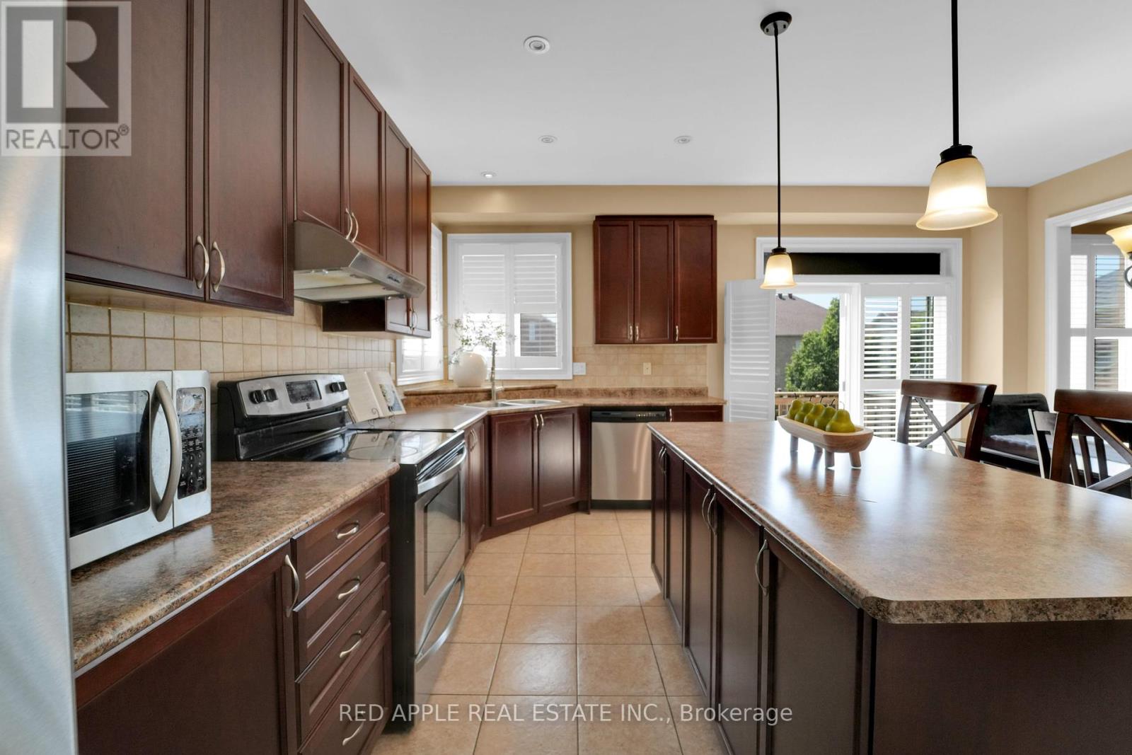 Photo 32 of 66 Milligan Street, Bradford West Gwillimbury ON