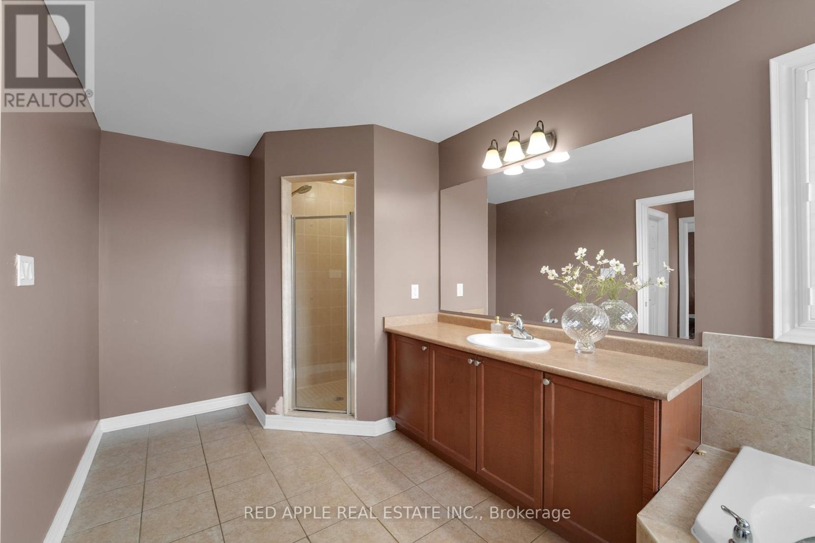 Photo 29 of 66 Milligan Street, Bradford West Gwillimbury ON