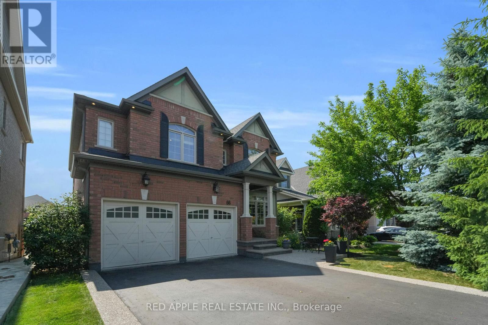Photo 4 of 66 Milligan Street, Bradford West Gwillimbury ON