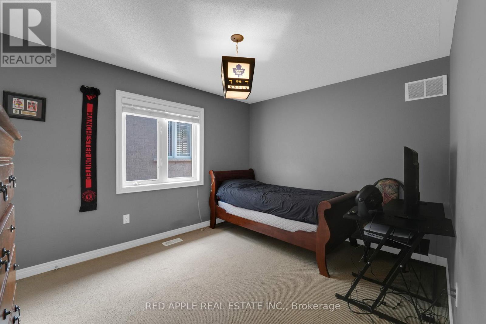 Photo 18 of 66 Milligan Street, Bradford West Gwillimbury ON