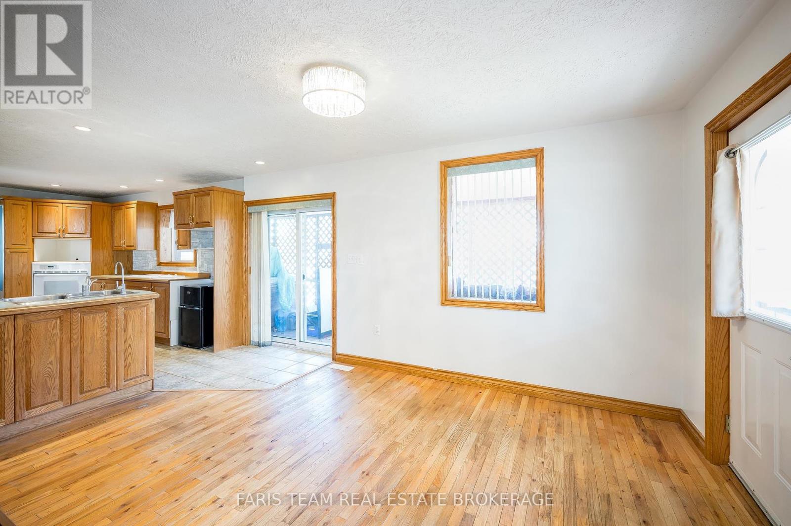 Photo 11 of 326 Lafontaine Road W, Tiny ON