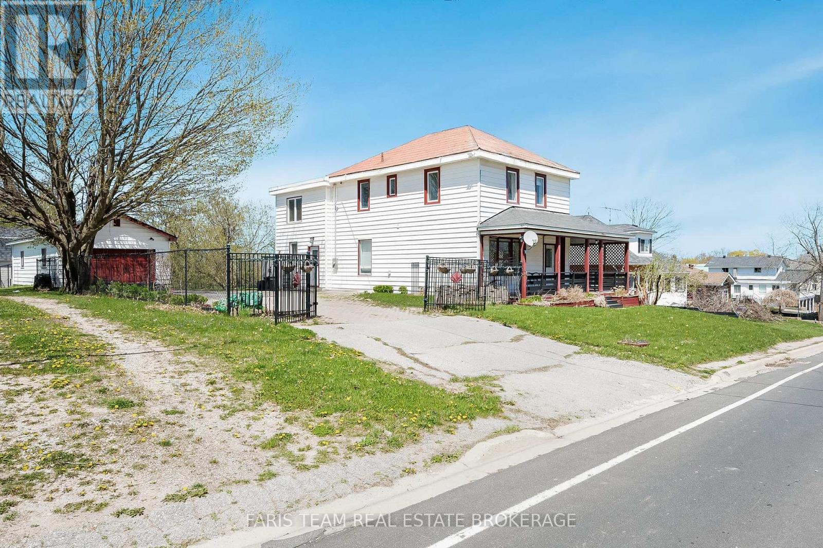 Photo 2 of 326 Lafontaine Road W, Tiny ON