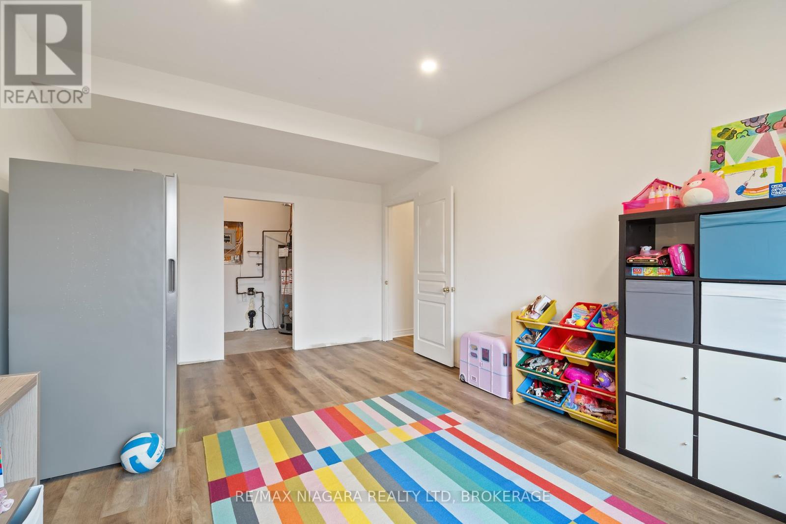 Photo 32 of 8311 Vegter Court, Niagara Falls ON