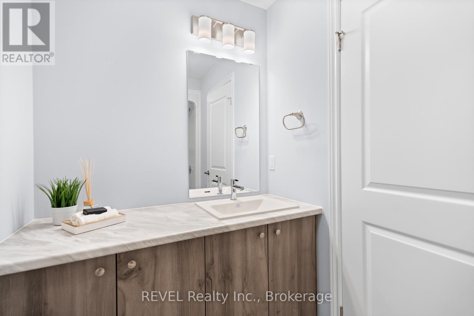 Photo 21 of 49 5672 Dorchester Road, Niagara Falls ON