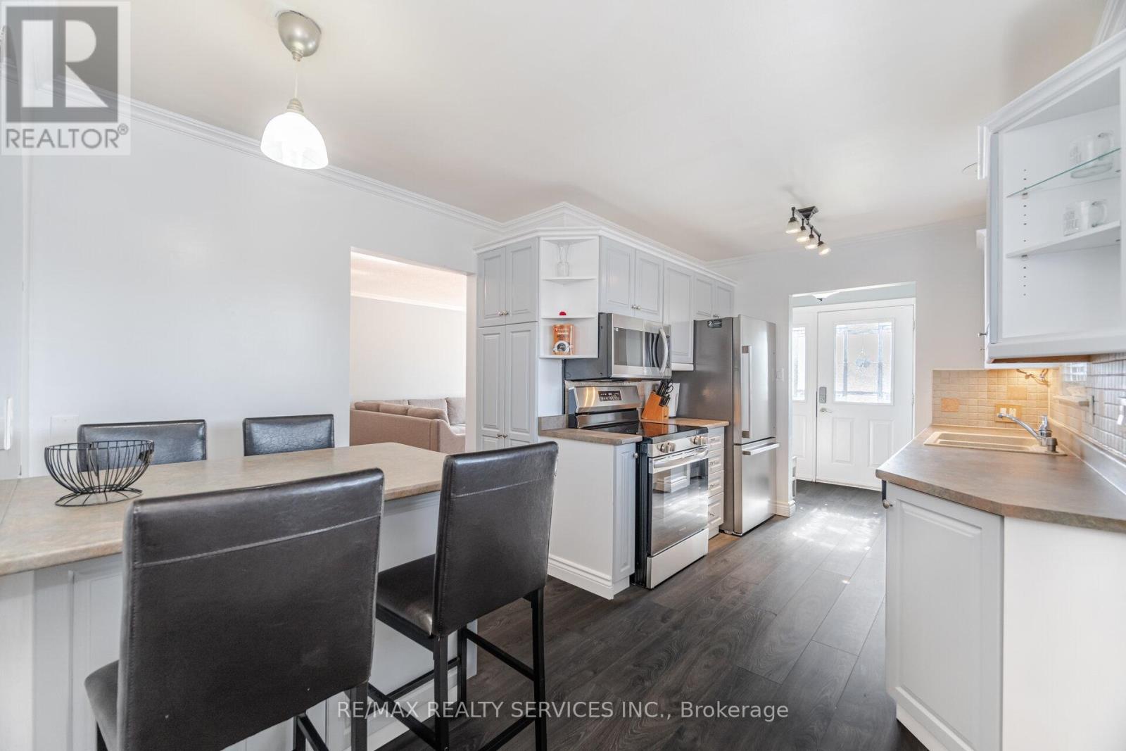 Photo 9 of 8 Reigate Avenue, Brampton ON