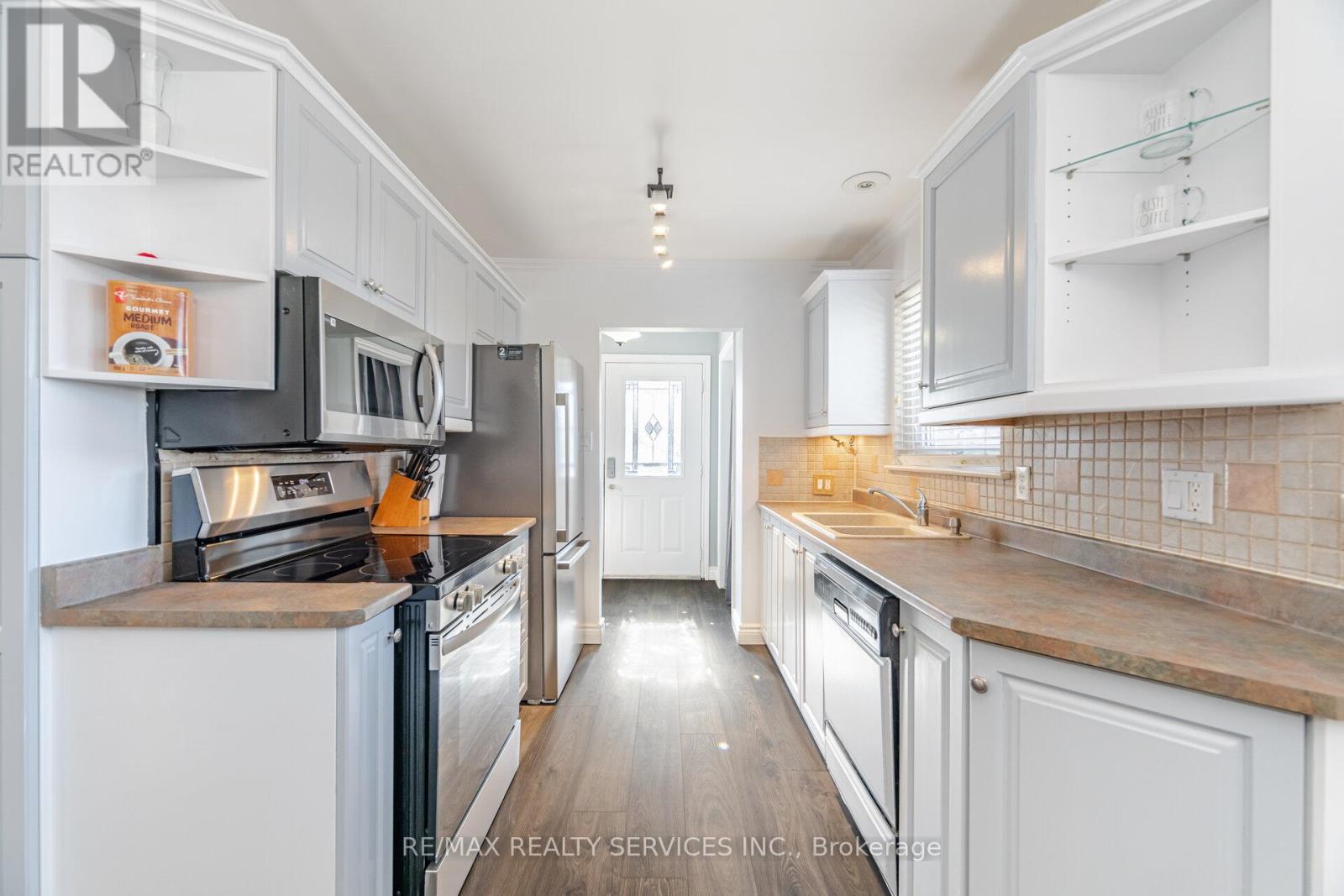 Photo 34 of 8 Reigate Avenue, Brampton ON