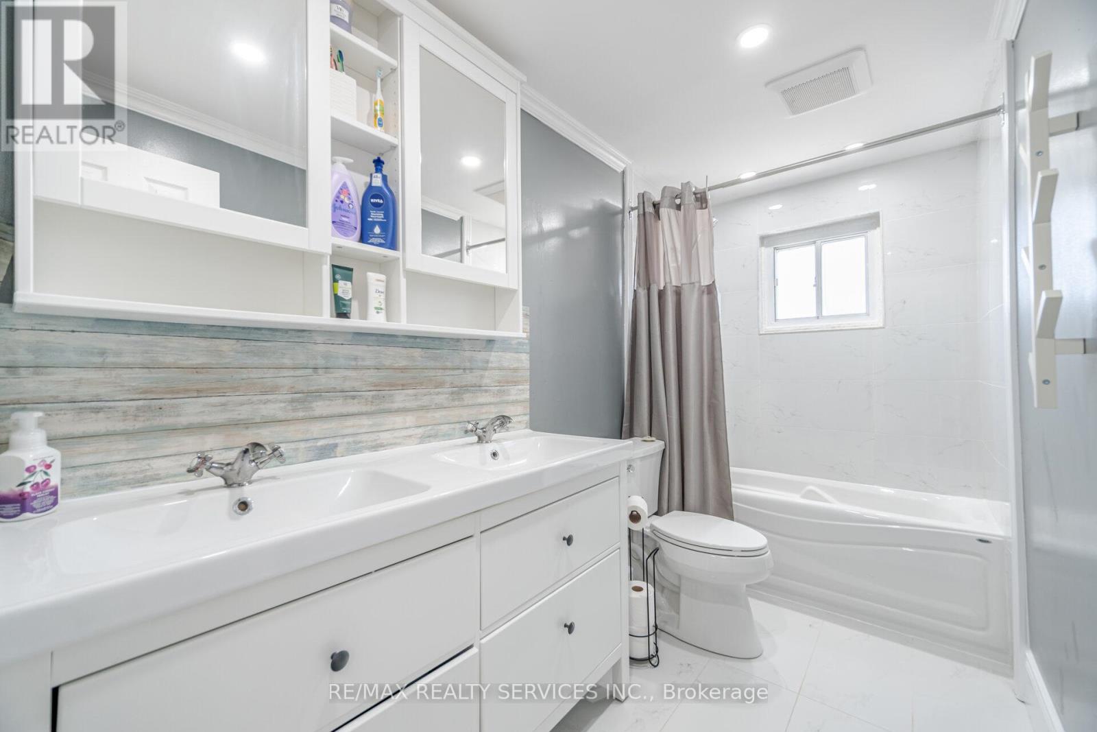 Photo 35 of 8 Reigate Avenue, Brampton ON