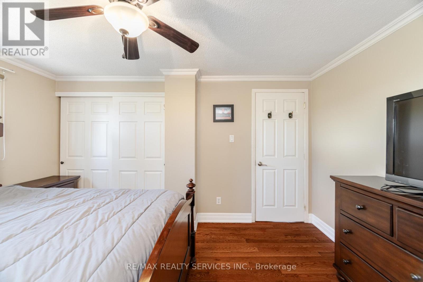 Photo 3 of 8 Reigate Avenue, Brampton ON