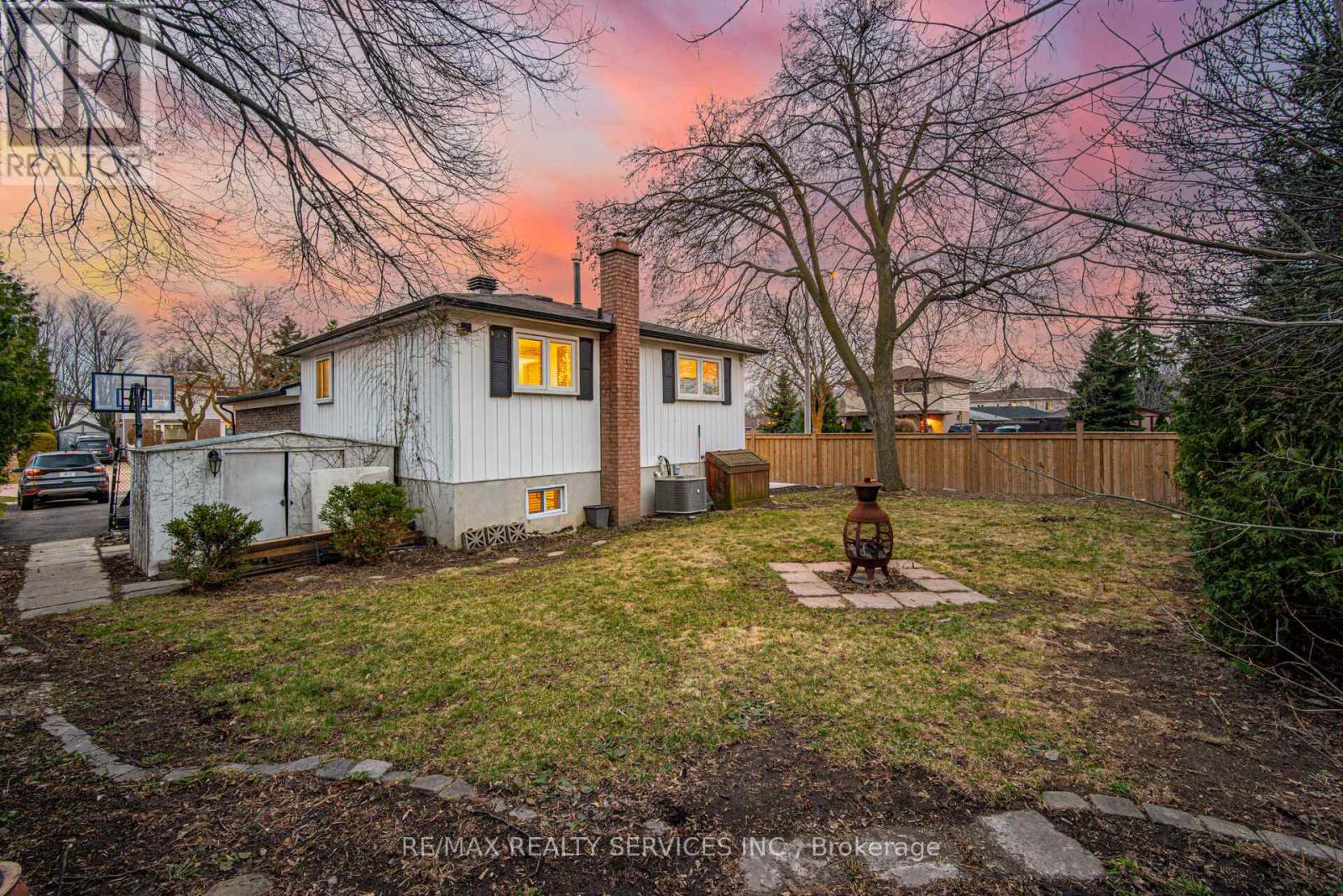 Photo 2 of 8 Reigate Avenue, Brampton ON