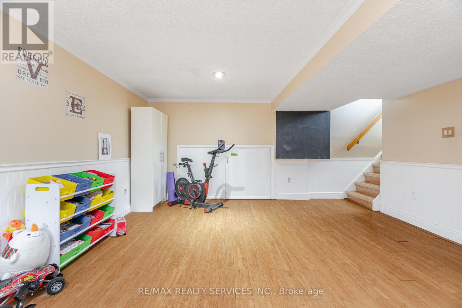 Photo 4 of 8 Reigate Avenue, Brampton ON