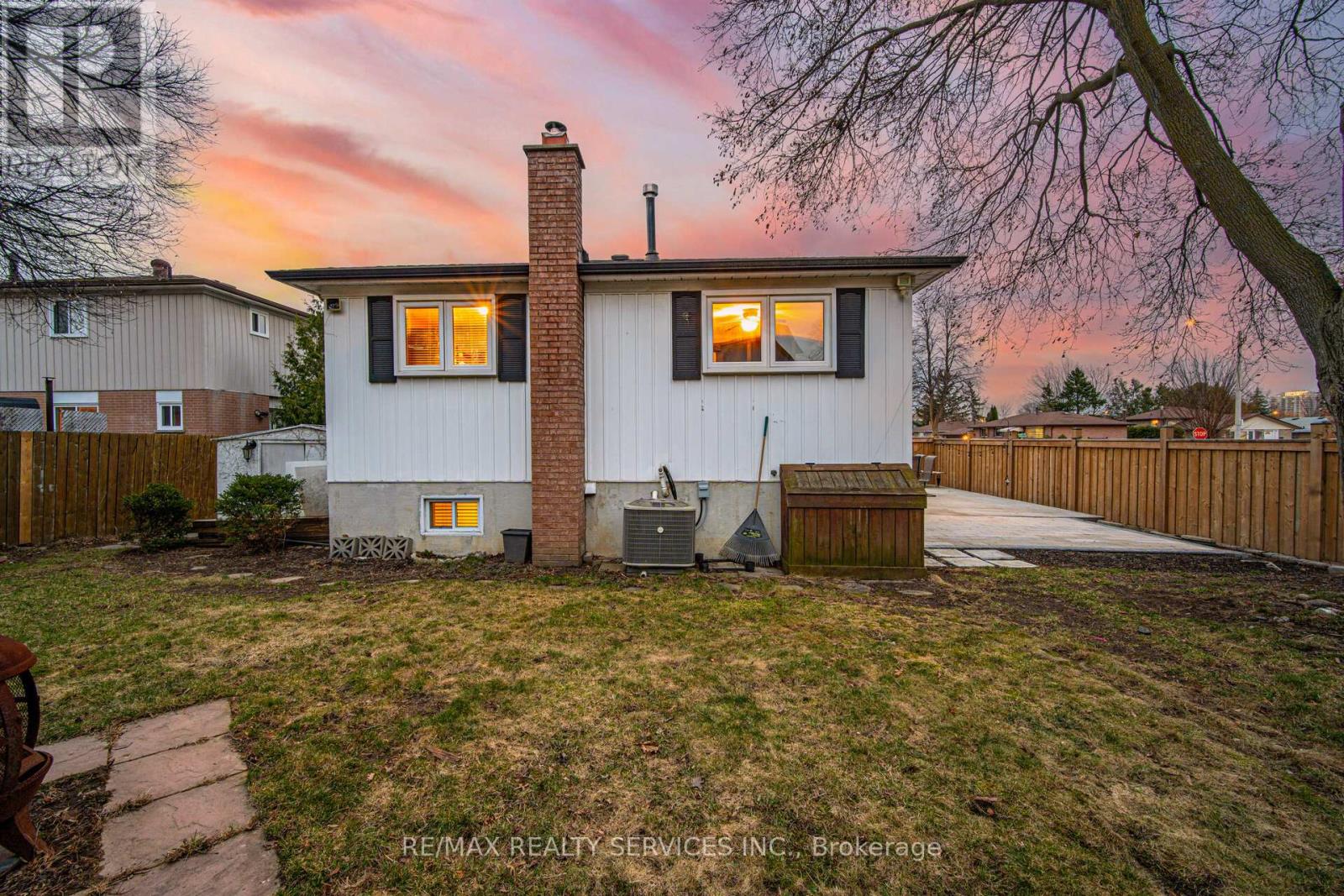 Photo 21 of 8 Reigate Avenue, Brampton ON