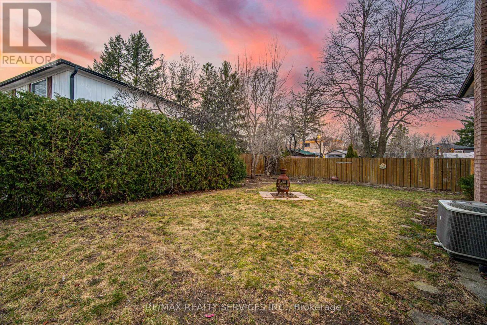 Photo 17 of 8 Reigate Avenue, Brampton ON