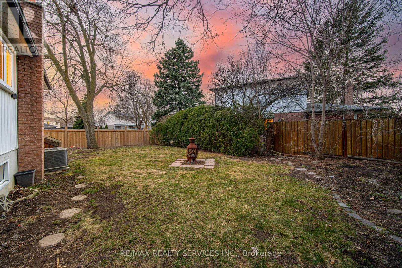 Photo 24 of 8 Reigate Avenue, Brampton ON