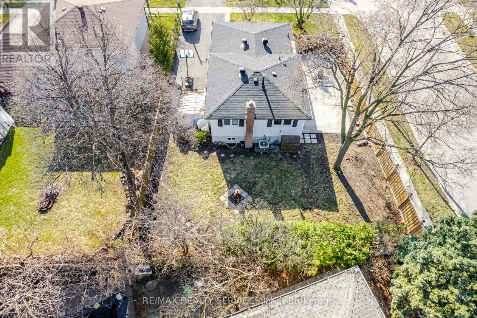 Photo 8 of 8 Reigate Avenue, Brampton ON