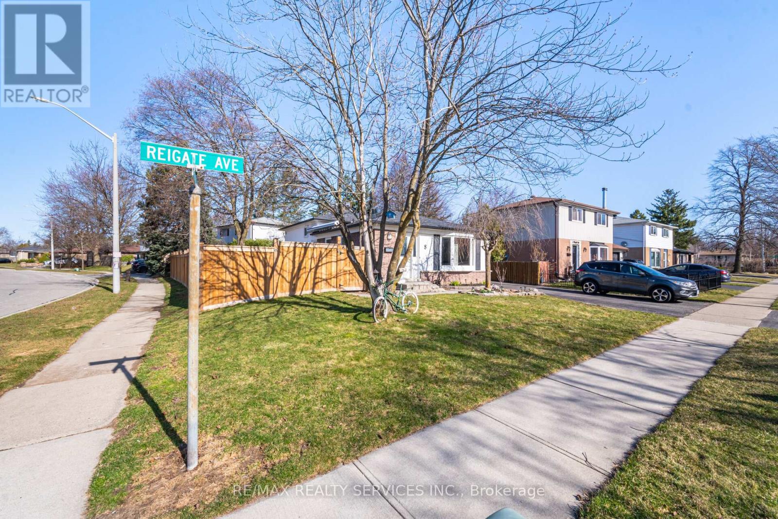 Photo 6 of 8 Reigate Avenue, Brampton ON