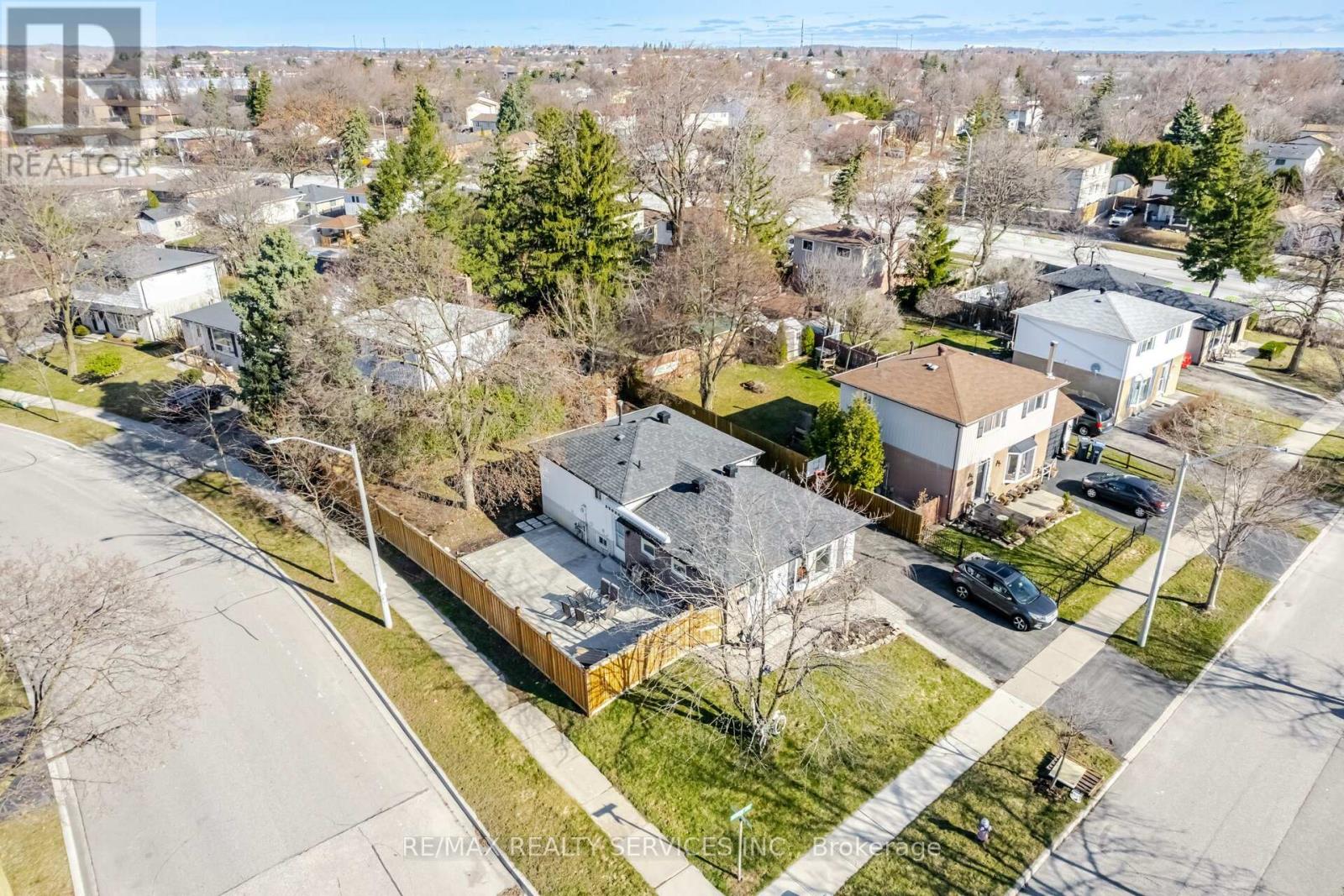 Photo 25 of 8 Reigate Avenue, Brampton ON