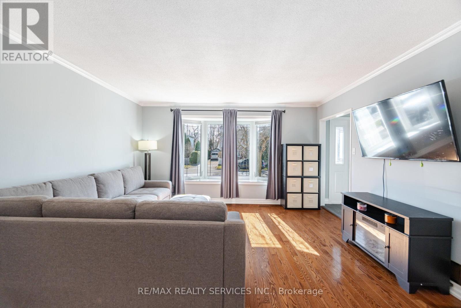 Photo 16 of 8 Reigate Avenue, Brampton ON