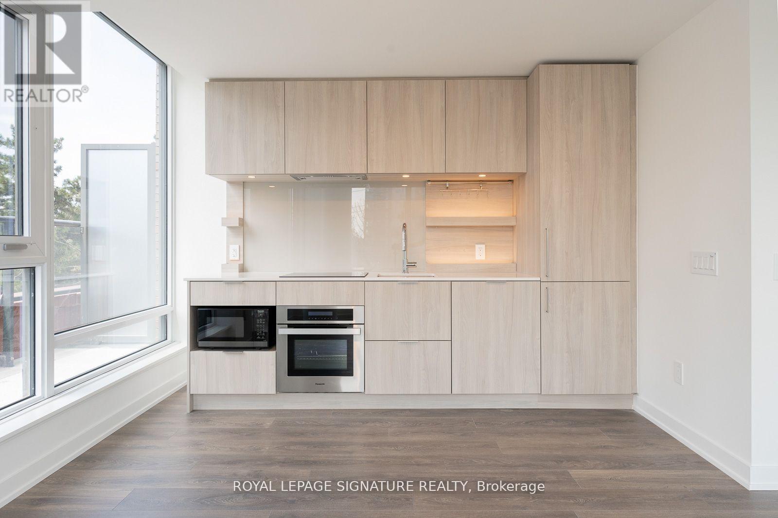 Photo 28 of 209 28 Ann Street, Mississauga ON