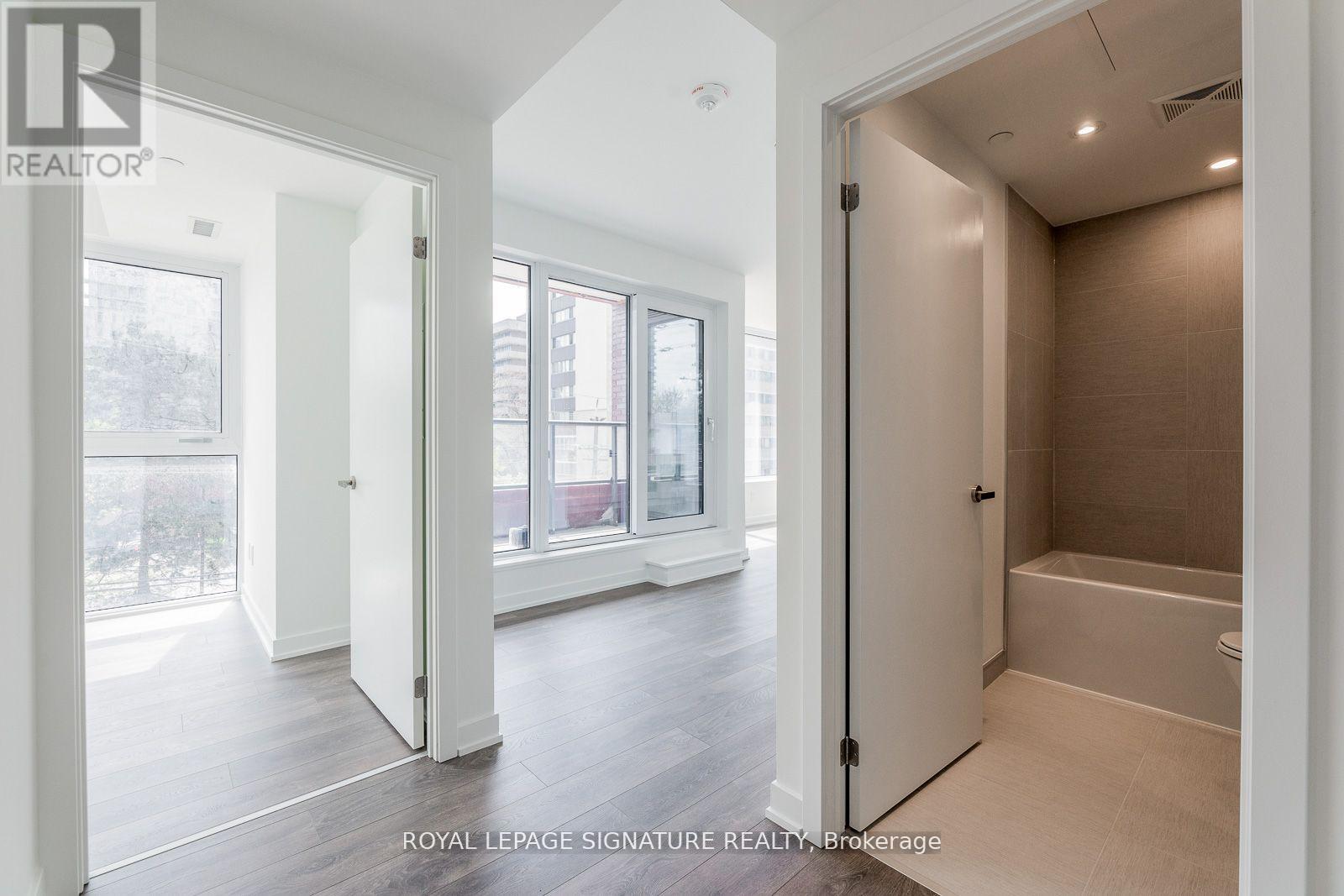 Photo 11 of 209 28 Ann Street, Mississauga ON