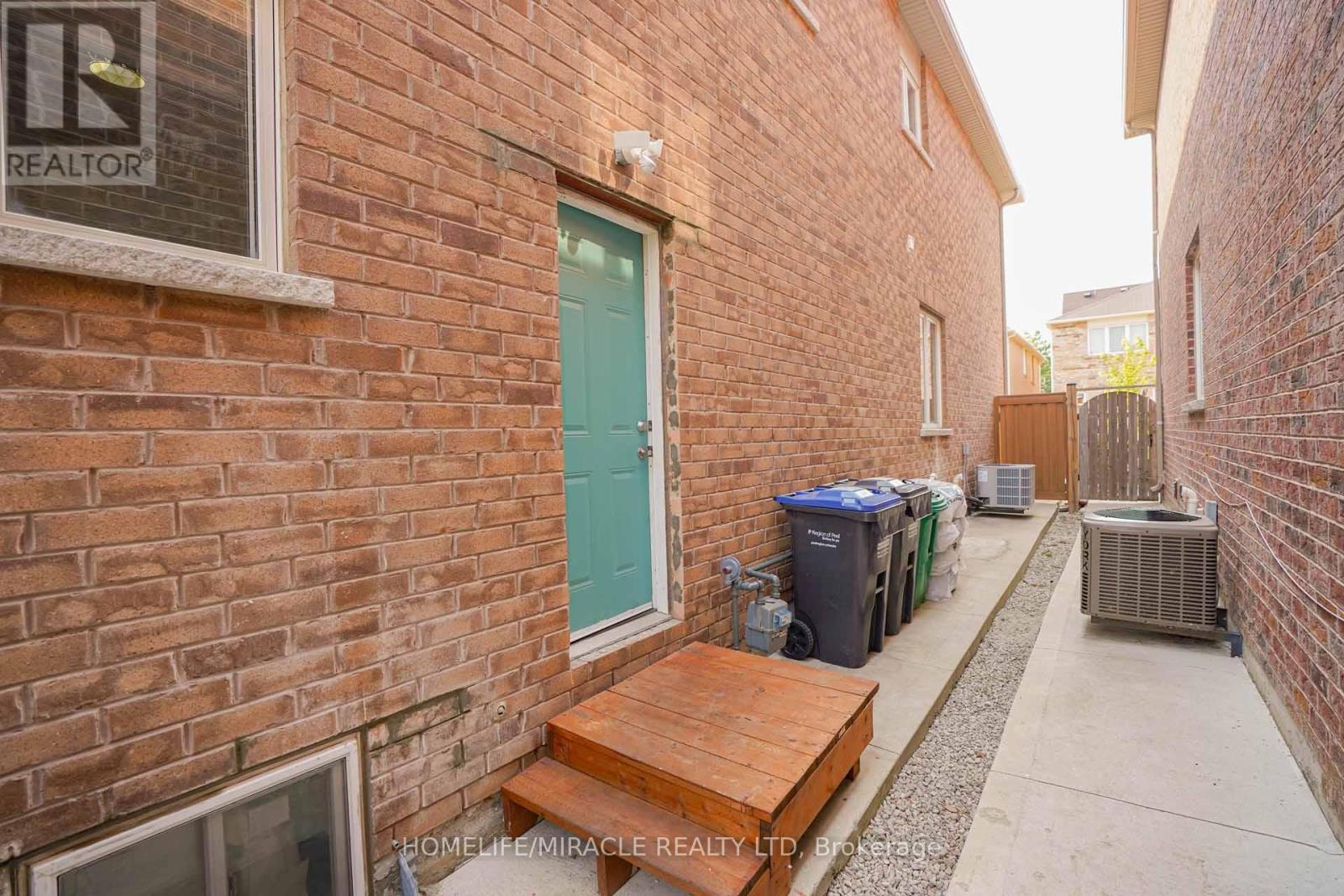 Photo 38 of 79 Lesabre Crescent, Brampton ON