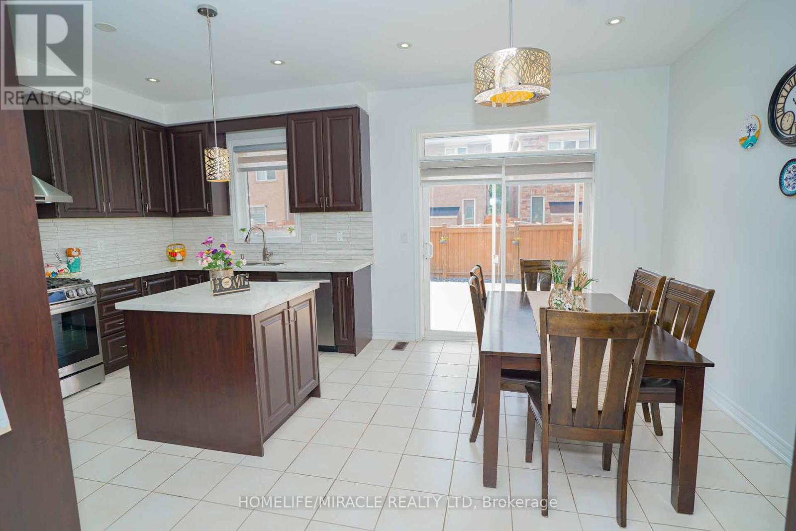 Photo 10 of 79 Lesabre Crescent, Brampton ON