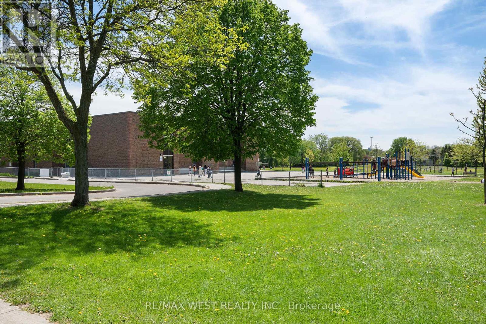 Photo 8 of 236 165 Cherokee Boulevard N, Toronto ON
