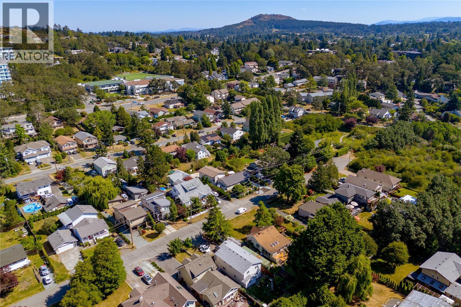 862 Canterbury Rd, Saanich