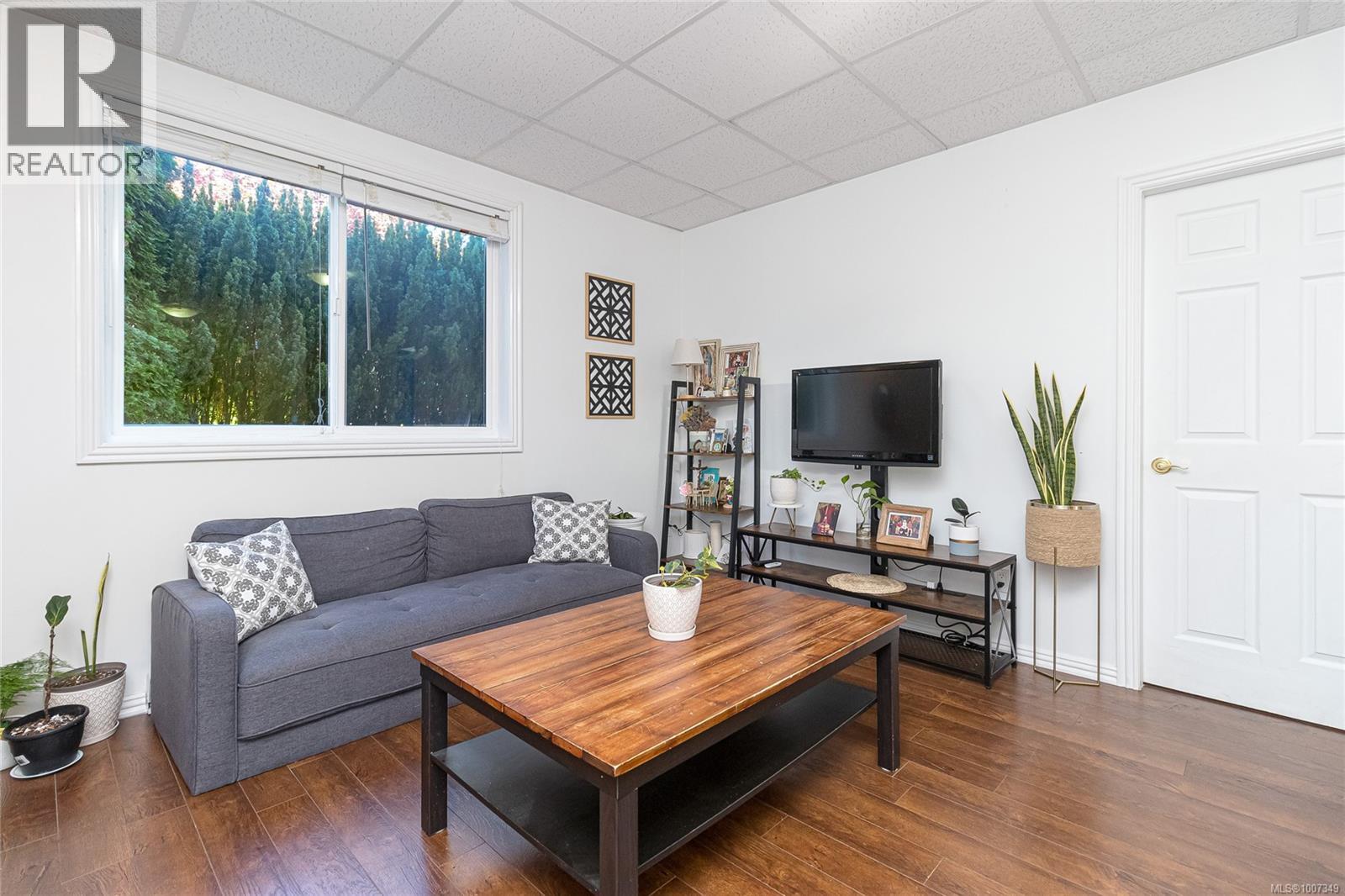 862 Canterbury Rd, Saanich