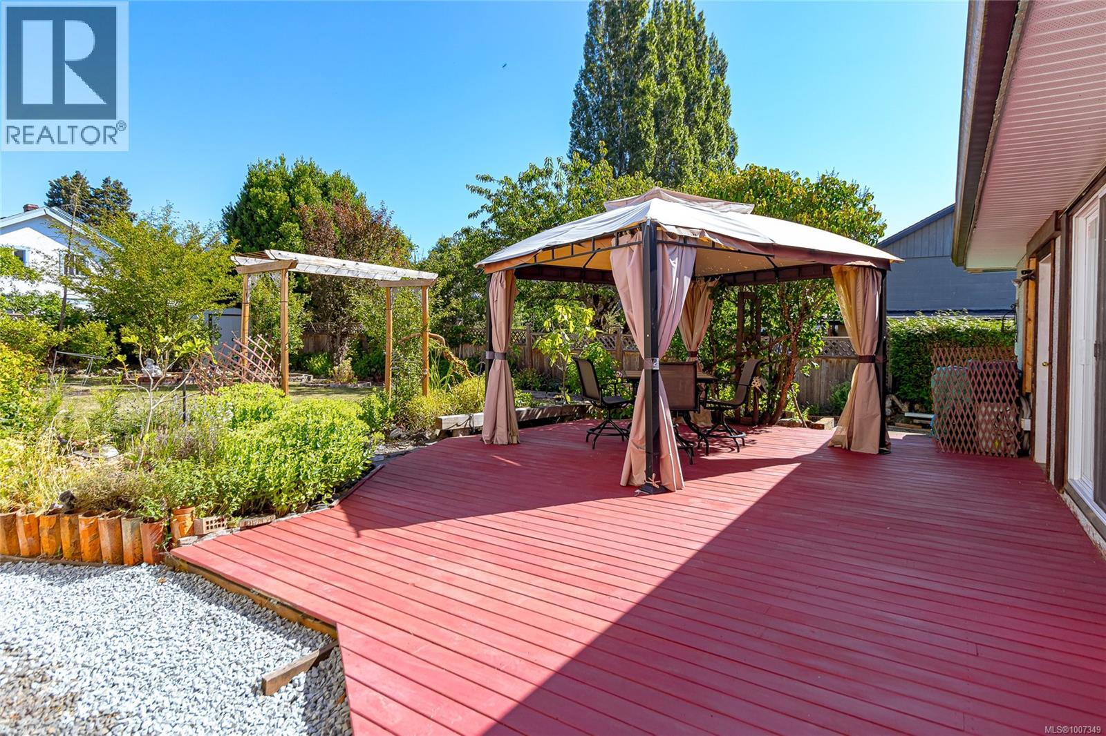 862 Canterbury Rd, Saanich