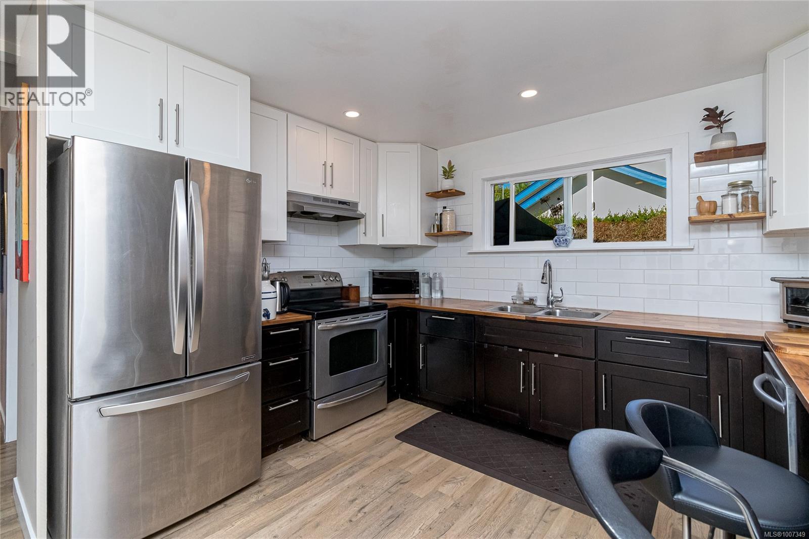 862 Canterbury Rd, Saanich