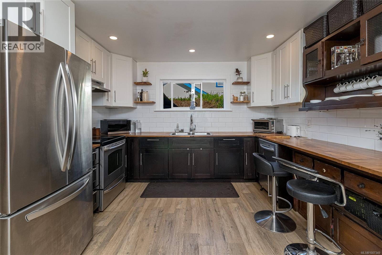 862 Canterbury Rd, Saanich