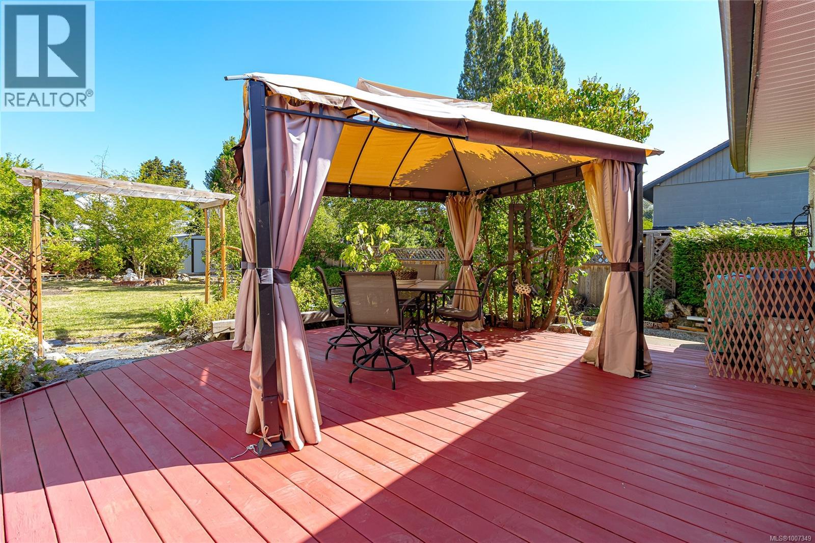862 Canterbury Rd, Saanich