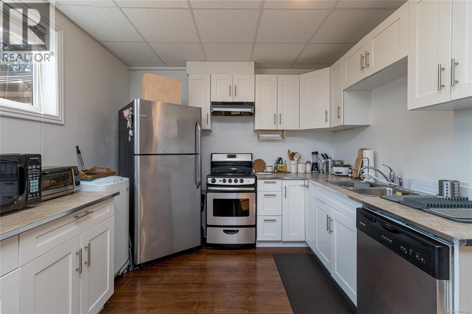 862 Canterbury Rd, Saanich