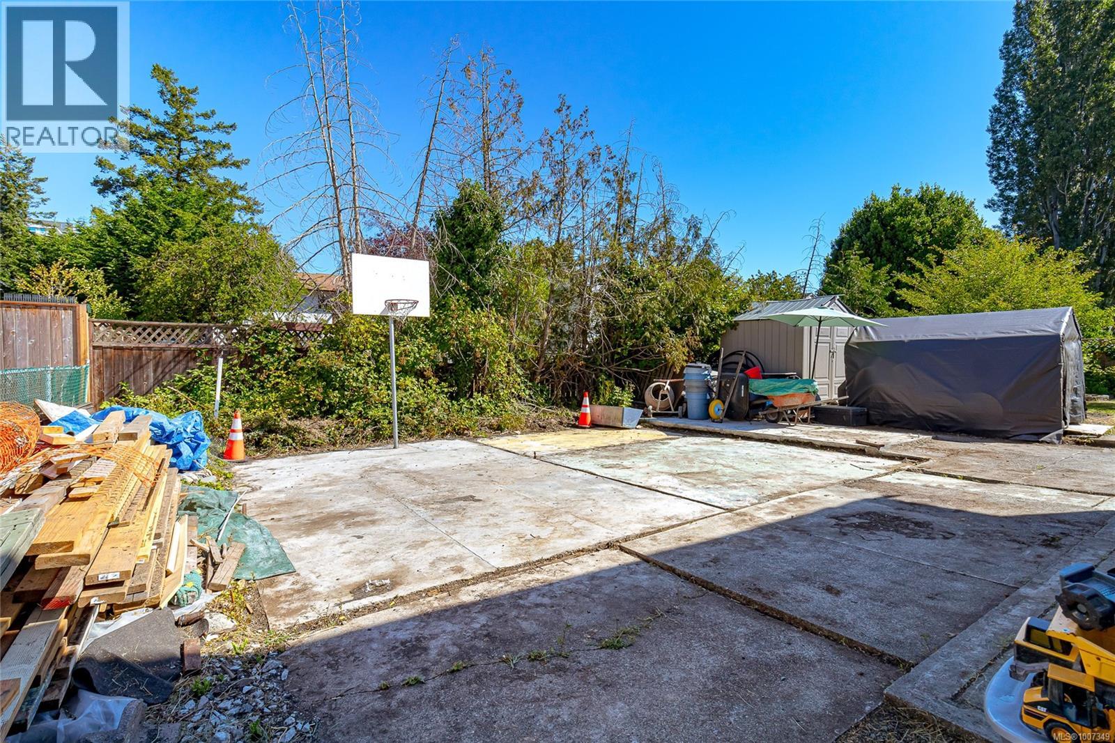 862 Canterbury Rd, Saanich