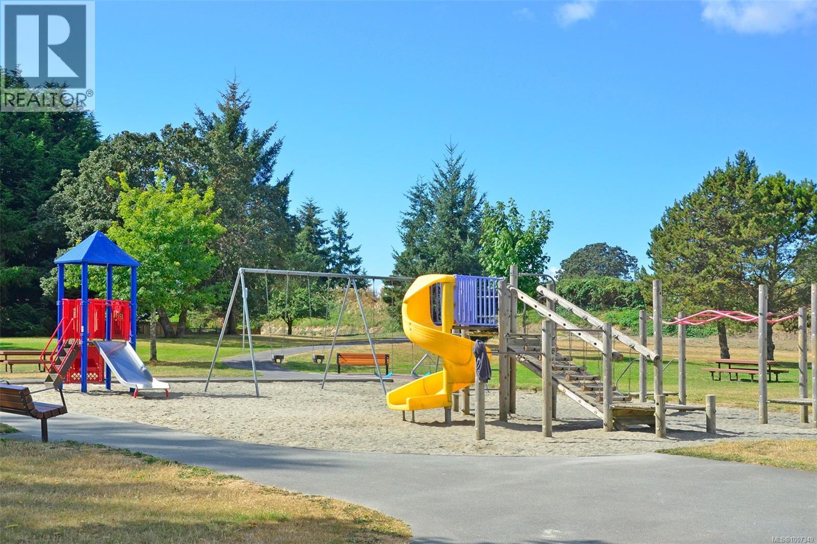 862 Canterbury Rd, Saanich