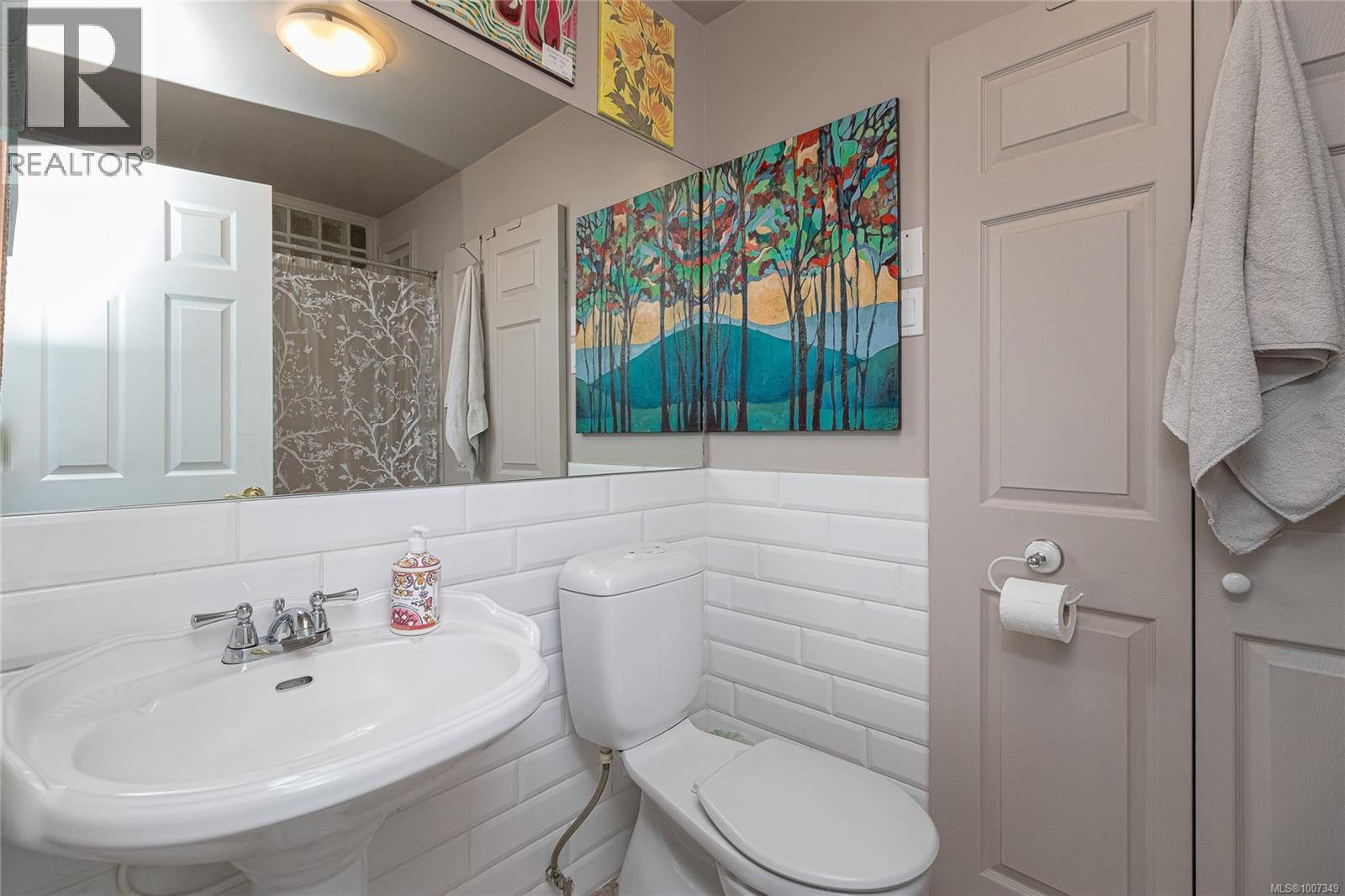 862 Canterbury Rd, Saanich