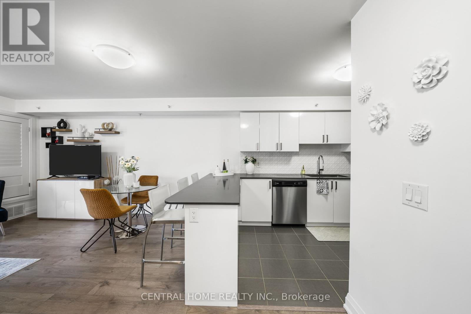 Photo 9 of 224 481 Rupert Avenue, Whitchurchstouffville ON