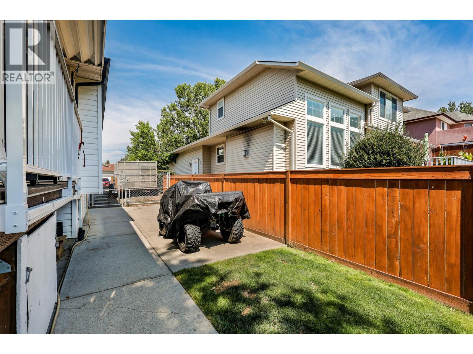 Photo 3 of 625 Mccurrach Place, Kamloops BC