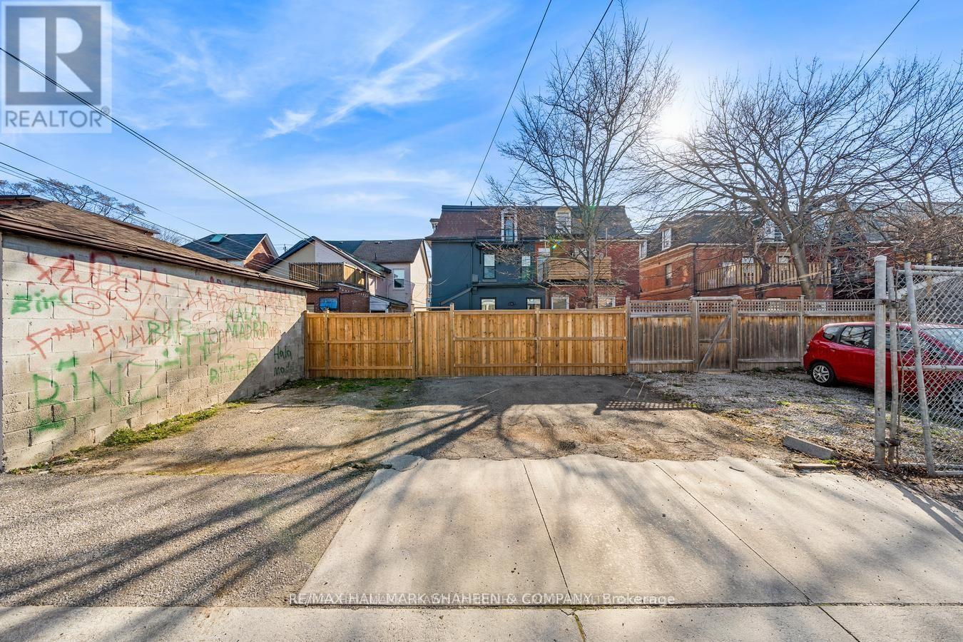 Photo 3 of A 208 Dovercourt Road, Toronto ON