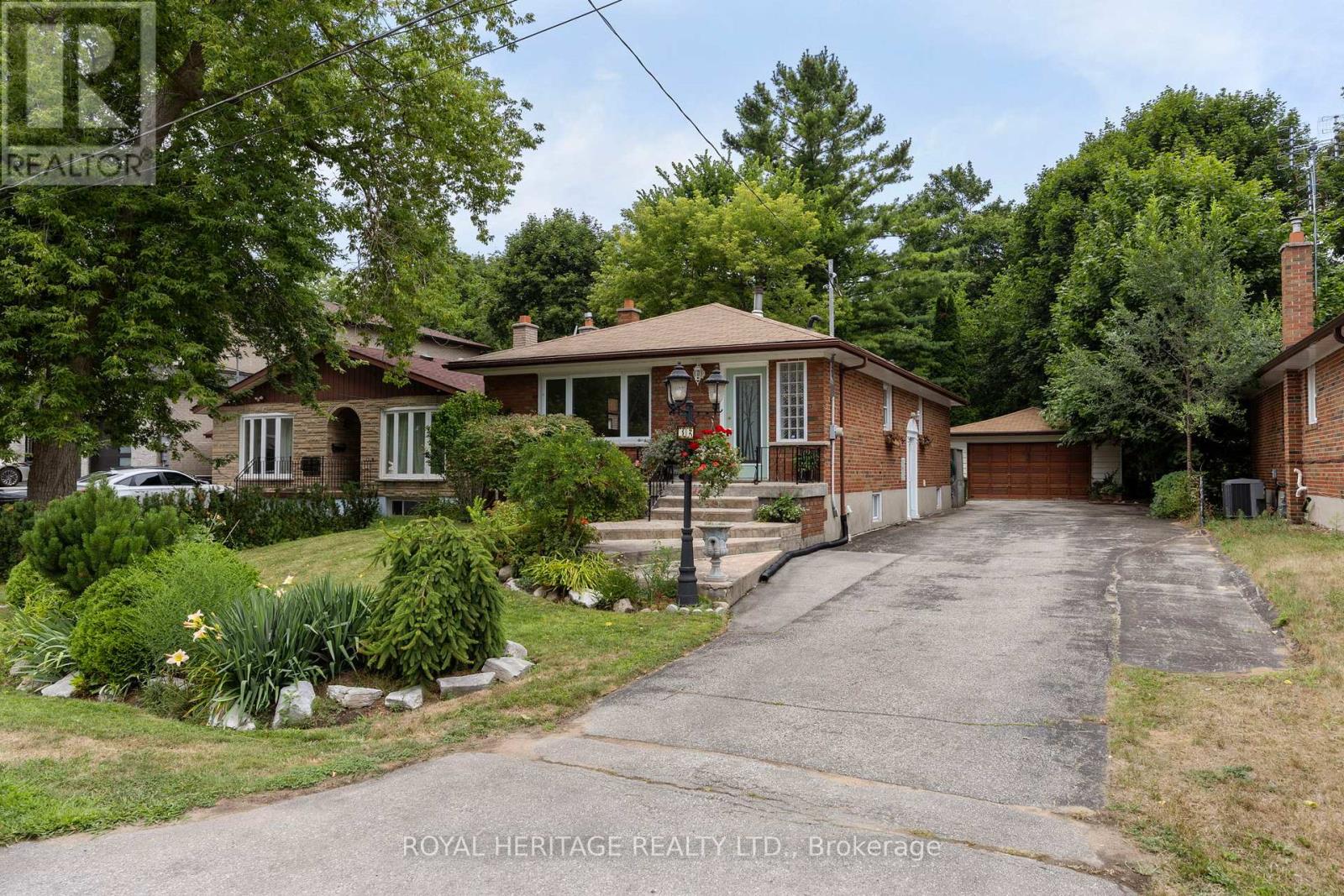 Photo 3 of 32 Beath Street, Toronto ON
