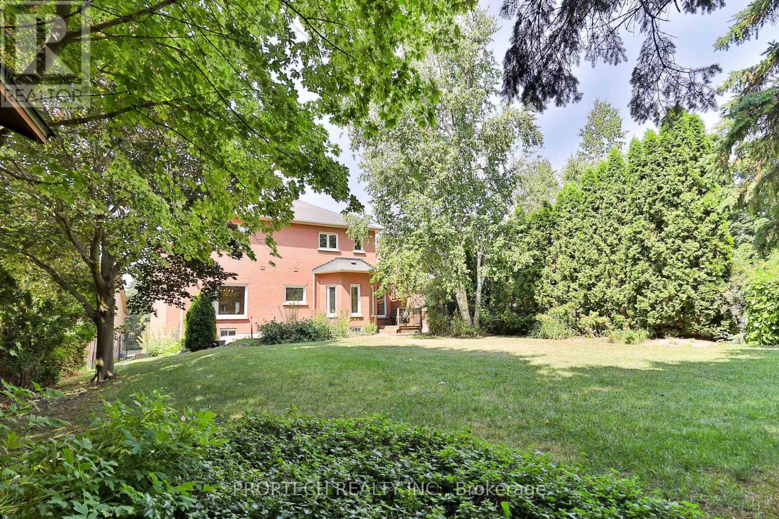 Photo 2 of 829 Quantra Crescent, Newmarket ON