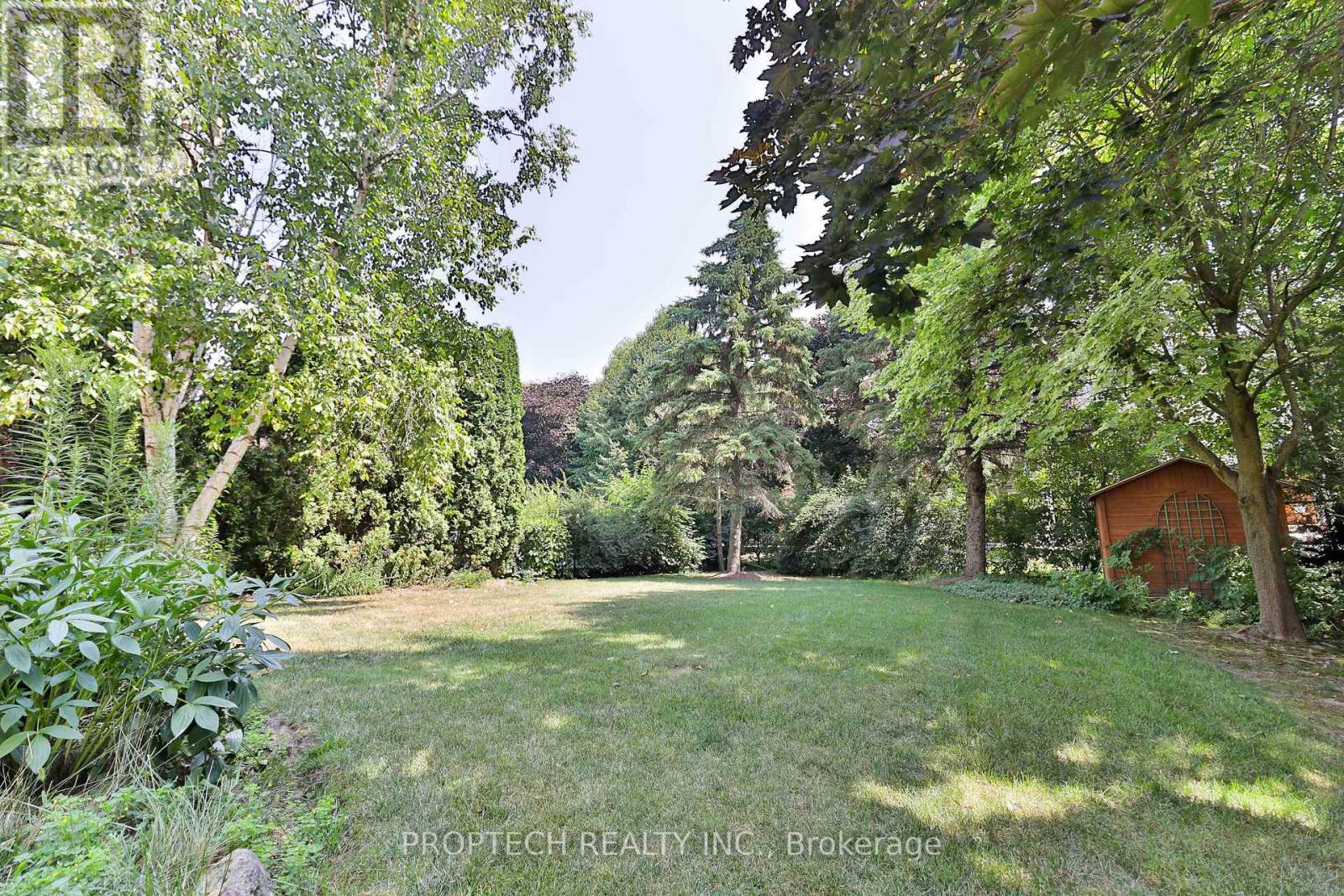 Photo 16 of 829 Quantra Crescent, Newmarket ON