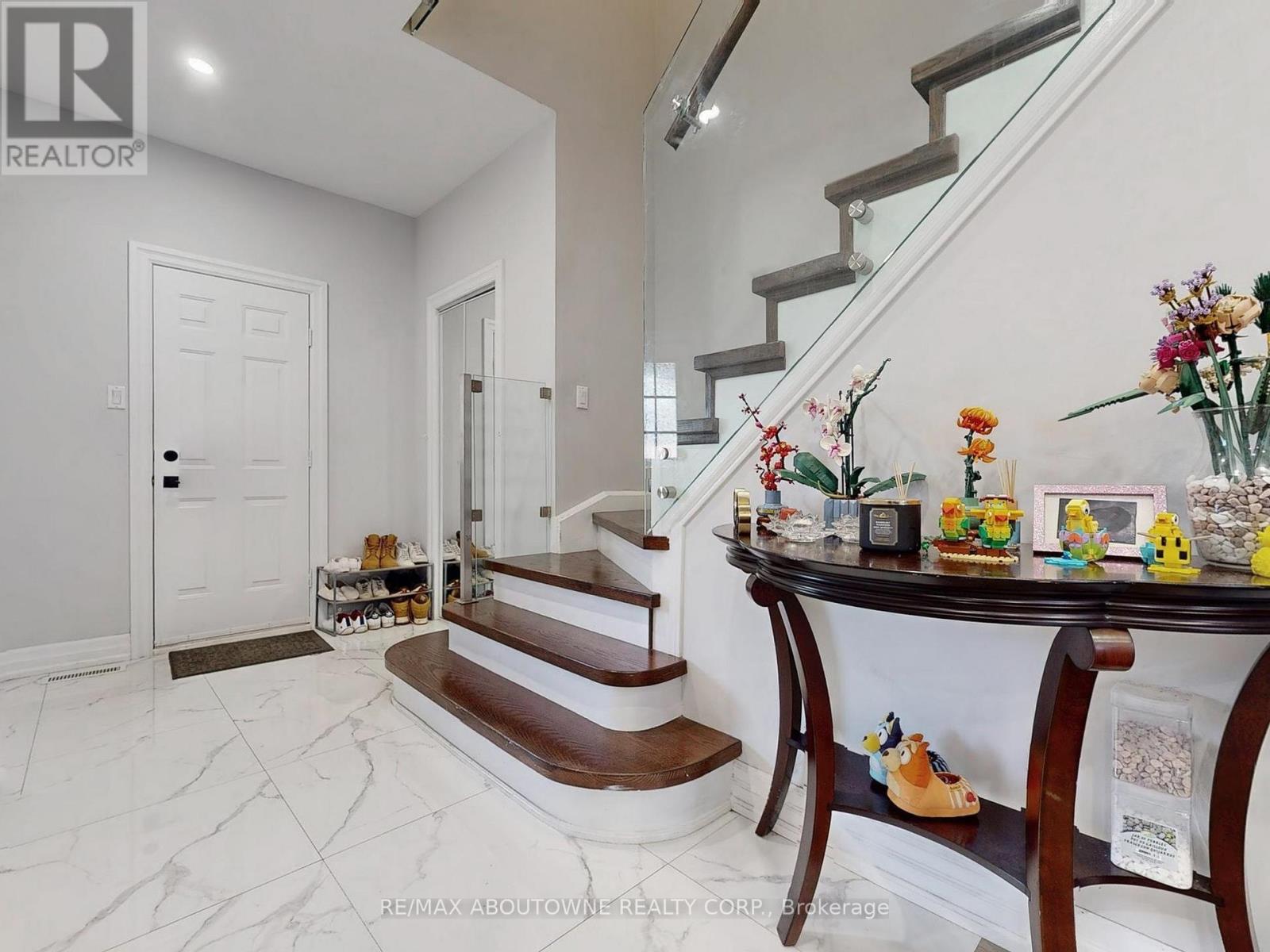 Photo 8 of 44 Craddock Street, Vaughan ON