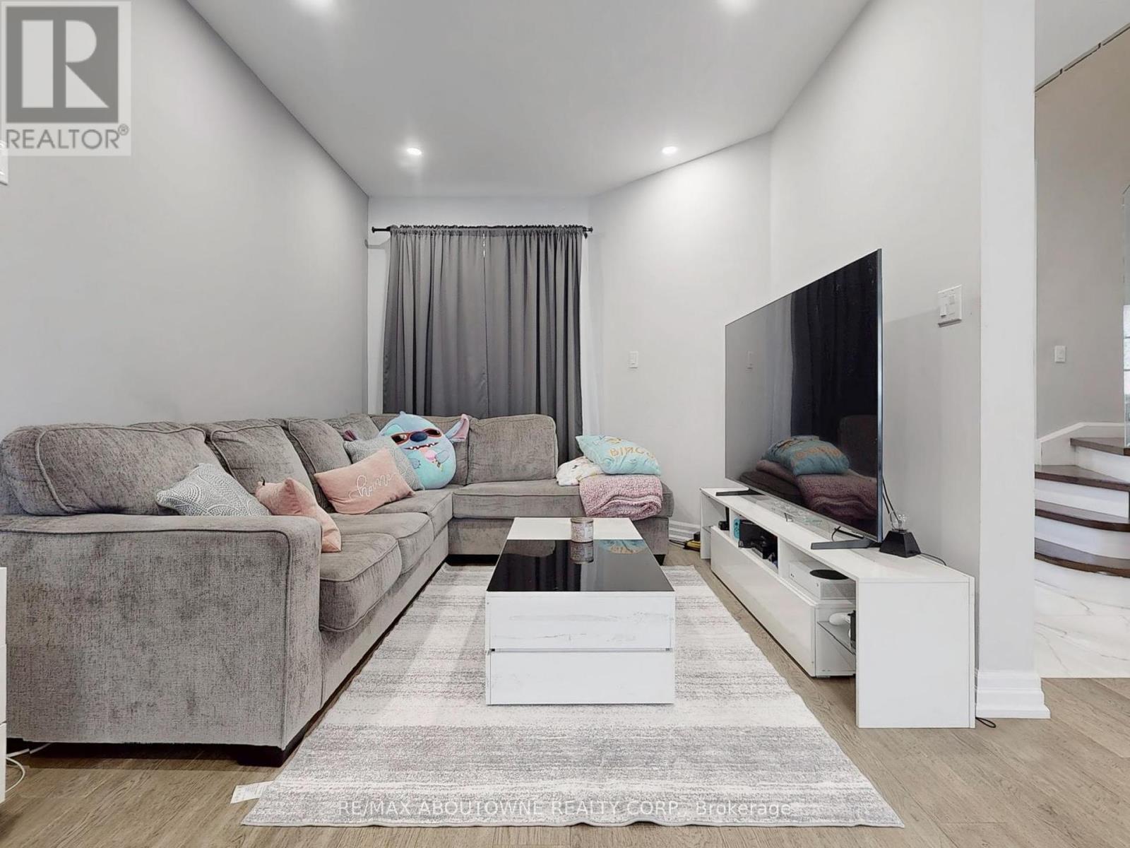 Photo 3 of 44 Craddock Street, Vaughan ON
